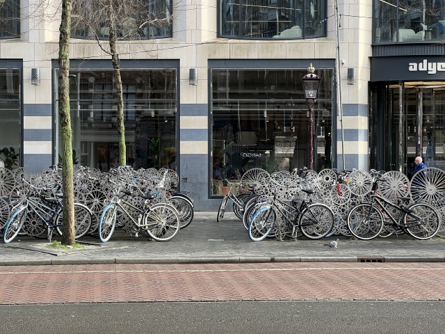 2023-01-26-Amsterdam-033-bicycles.JPG