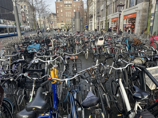 2023-01-26-Amsterdam-034-bicycles.JPG