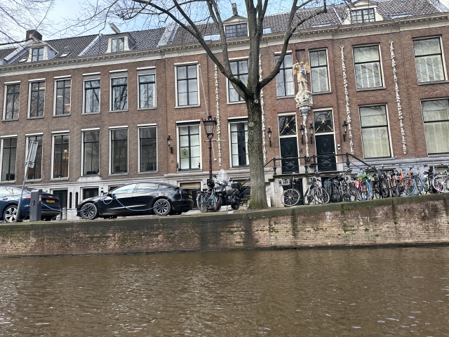 2023-01-26-Amsterdam-043-canal-boat-tour.JPG