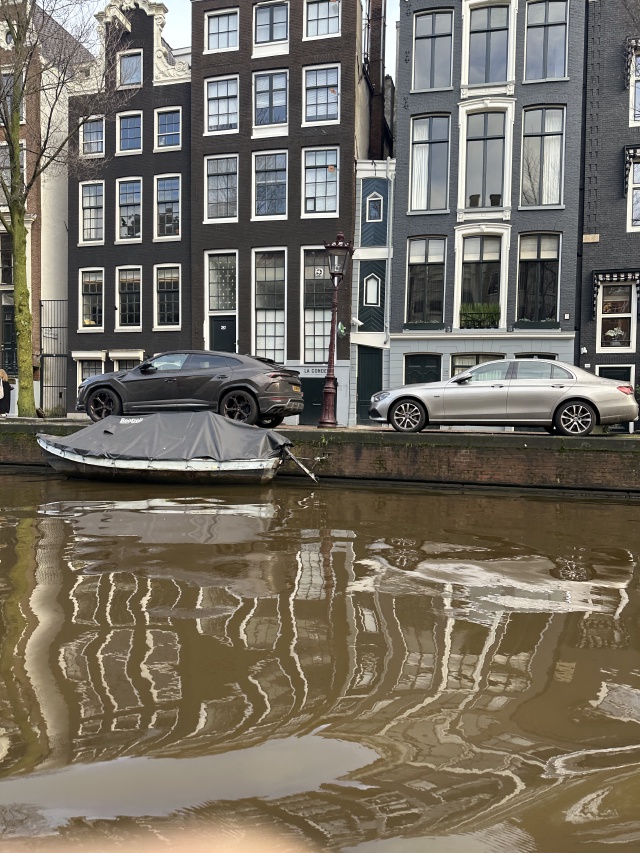 2023-01-26-Amsterdam-050-canal-boat-tour-tiny-house.JPG