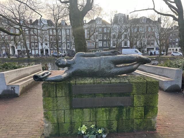 2023/01(January)/Amsterdam/640x480_2023-01-26-Amsterdam-062-statue.JPG