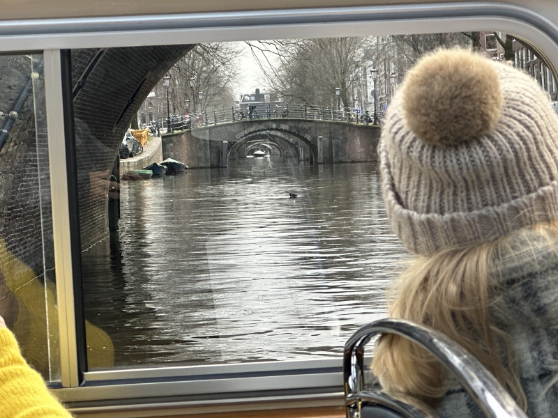 2023-01-26-Amsterdam-044-canal-boat-tour-seven-bridges.JPG