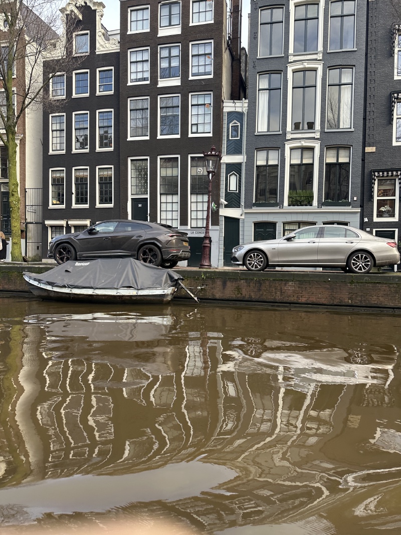 2023-01-26-Amsterdam-050-canal-boat-tour-tiny-house.JPG