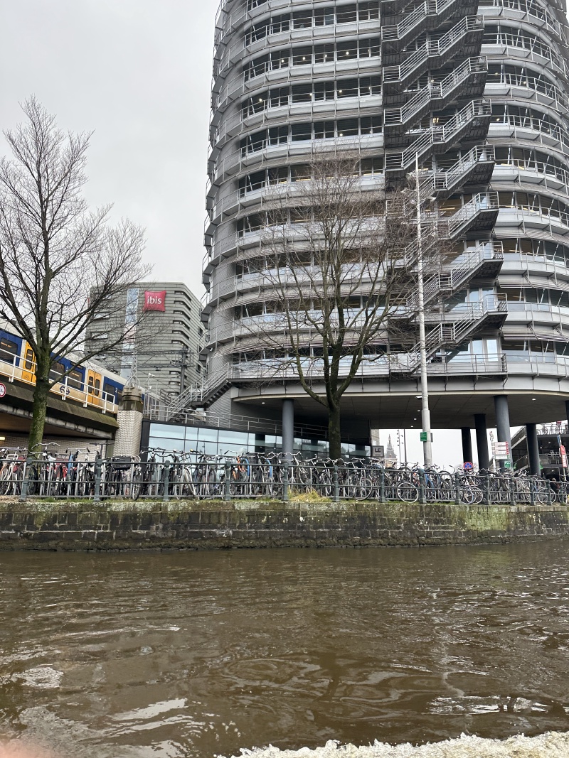 2023-01-26-Amsterdam-051-canal-boat-tour-bicycles.JPG