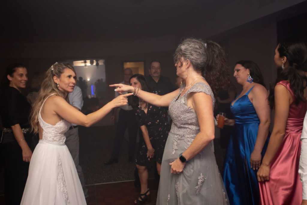 2023/01(January)/Argentina-Adriana-Leo-Wedding/1024x768_2023-01-07-ArgentinaWedding-07-Adriana-Suzi-Lauris-Maru.JPG