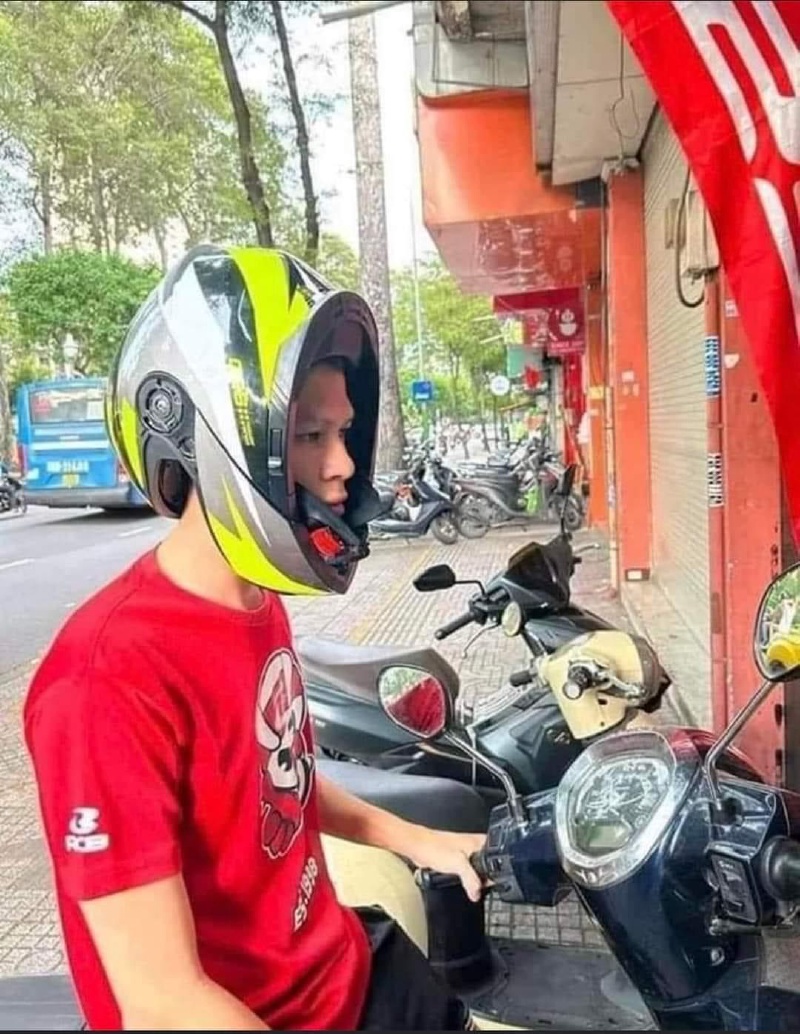 2023/01(January)/Memes/800x600_Helmet-on-Wrong.JPG