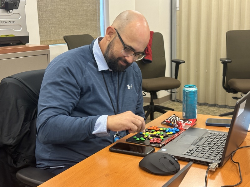 2023/01(January)/VA-SAVD-SanDiego-CA/2023-01-10-VA-SAVD-San-Diego-01-Jonathan-sorting-MandMs.JPG
