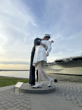 2023-01-12-VA-SAVD-San-Diego-02-Midaway-Navy-kiss.JPG