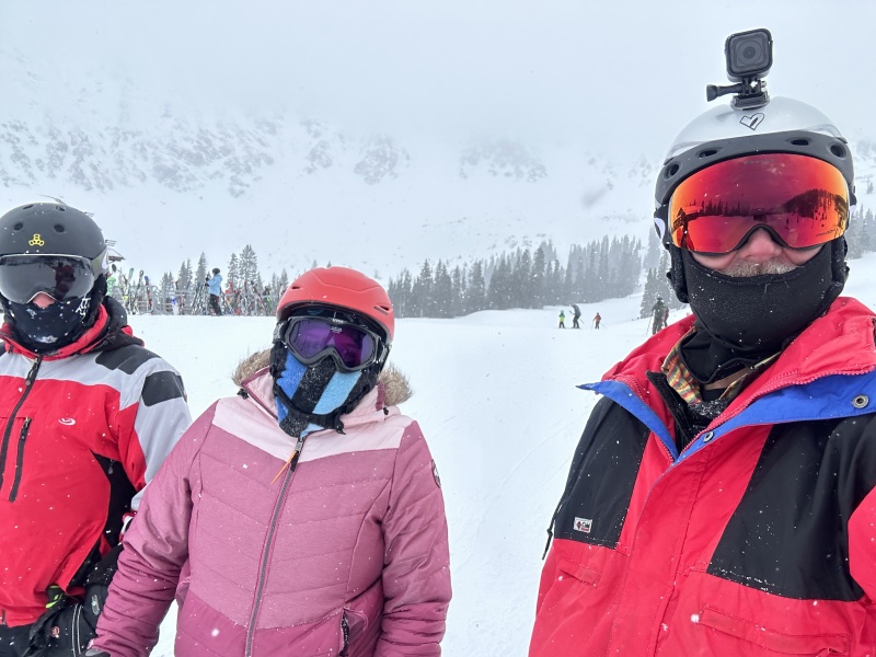 2023/02(February)/A-Basin-Skiing/800x600_2023-02-20-A-Basin-02-Ren-McKenzie-Travis.JPG