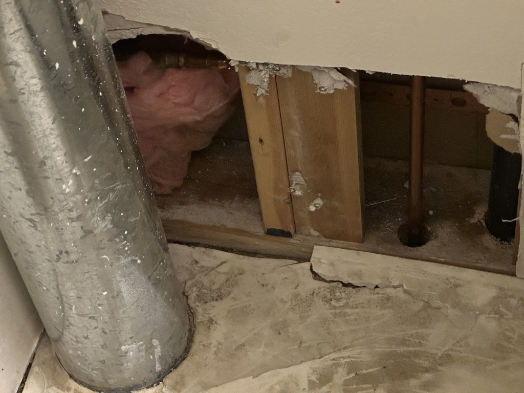 2023/02(February)/Colorado-Water-Leak/1024x768_2023-02-26-Water-Leak-from-unknown-source-06.JPG
