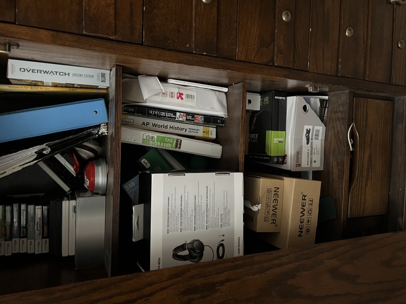 2023/02(February)/Misc/800x600_2023-02-19-Cleaning-Dresser-1.JPG