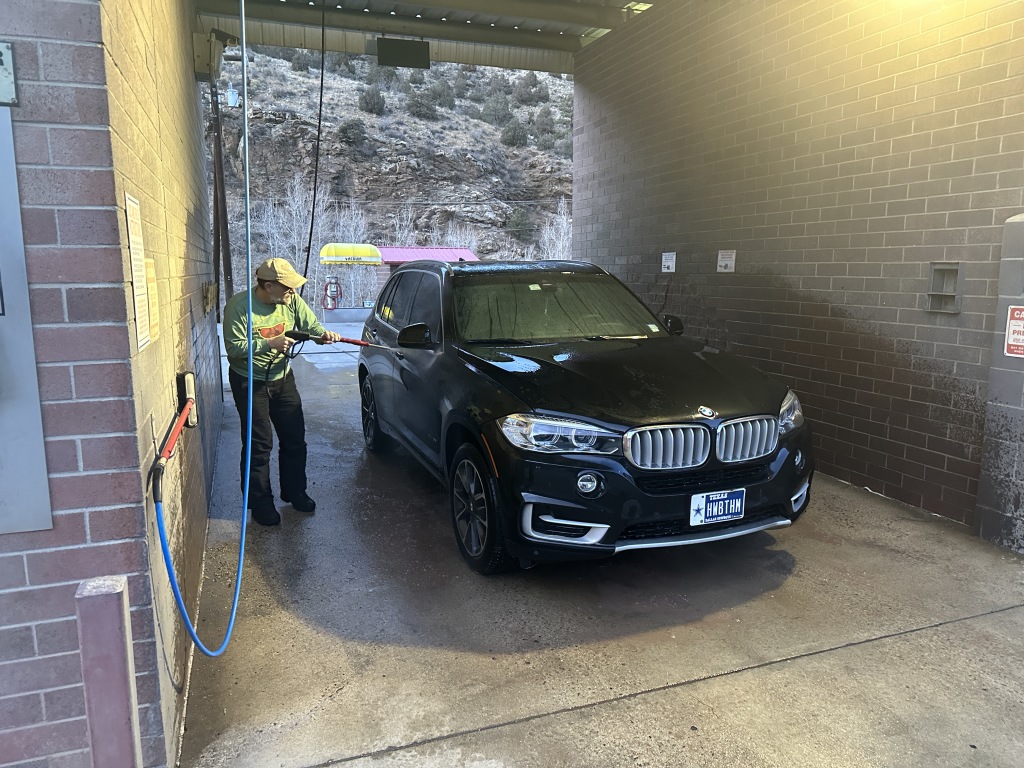 2023/03(March)/Colorado-Skiing/1024x768_2023-04-01-Colorado-Ren-washing-car.JPG