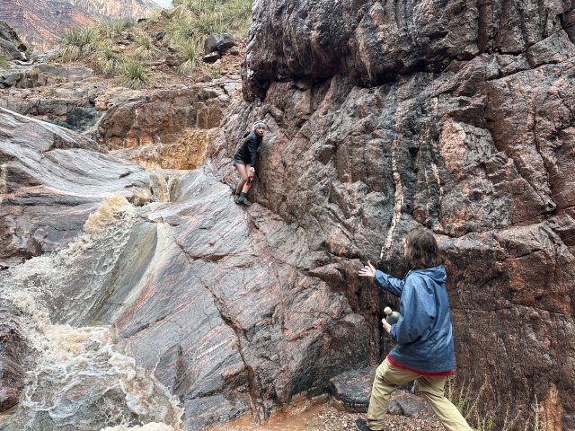 2023/03(March)/Grand-Canyon-Crew-8787/640x480_2023-03-15-Grand-Canyon-Crew8787-241-slot-canyon-Clare-Quade.JPG