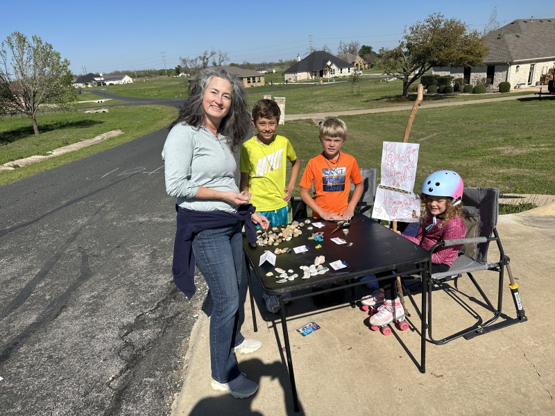 2023/03(March)/Misc/800x600_2023-03-19-Suzi-buying-rocks.JPG