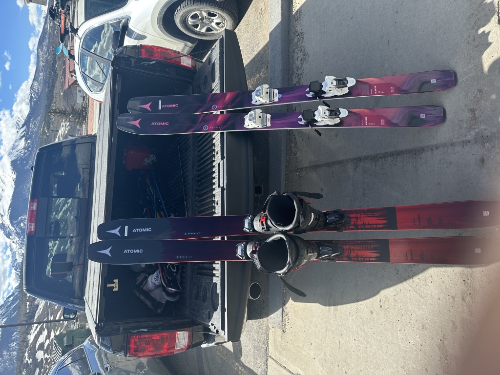 2023/04(April)/New-Snow-Skis/1024x768_2023-04-29-New-Atomic-Skis-03.JPG