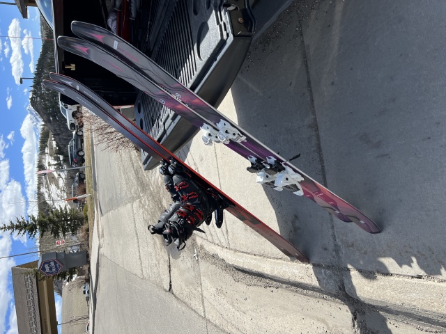 2023/04(April)/New-Snow-Skis/640x480_2023-04-29-New-Atomic-Skis-07.JPG
