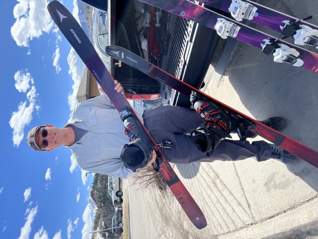 2023/04(April)/New-Snow-Skis/640x480_2023-04-29-New-Atomic-Skis-08-Travis-new-boots.JPG