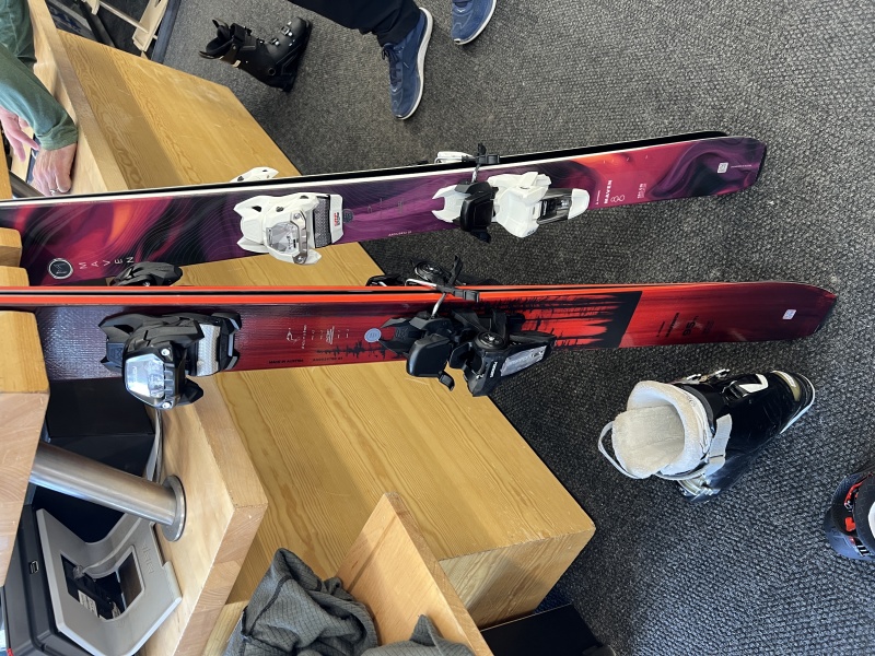 2023/04(April)/New-Snow-Skis/800x600_2023-04-29-New-Atomic-Skis-06.JPG