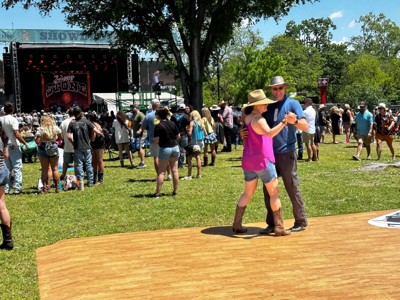 2023/04(April)/Two-StepInn-Festival-Georgetown-TX/800x600_2023-04-15-Two-Step-Inn-Festival-07-Travis-Suzi-Dancing.JPG