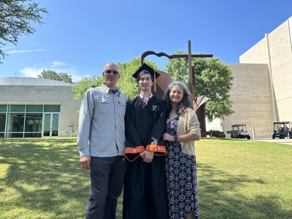 2023/05(May)/Dax-College-Graduation/1024x768_2023-05-17-Dax-UTD-College-Graduation-75-Travis-Suzi.JPG