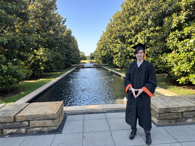 2023/05(May)/Dax-College-Graduation/640x480_2023-05-17-Dax-UTD-College-Graduation-40.JPG