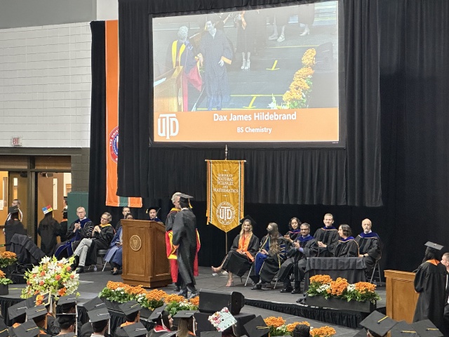 2023/05(May)/Dax-College-Graduation/640x480_2023-05-17-Dax-UTD-College-Graduation-59-GOOD.JPG