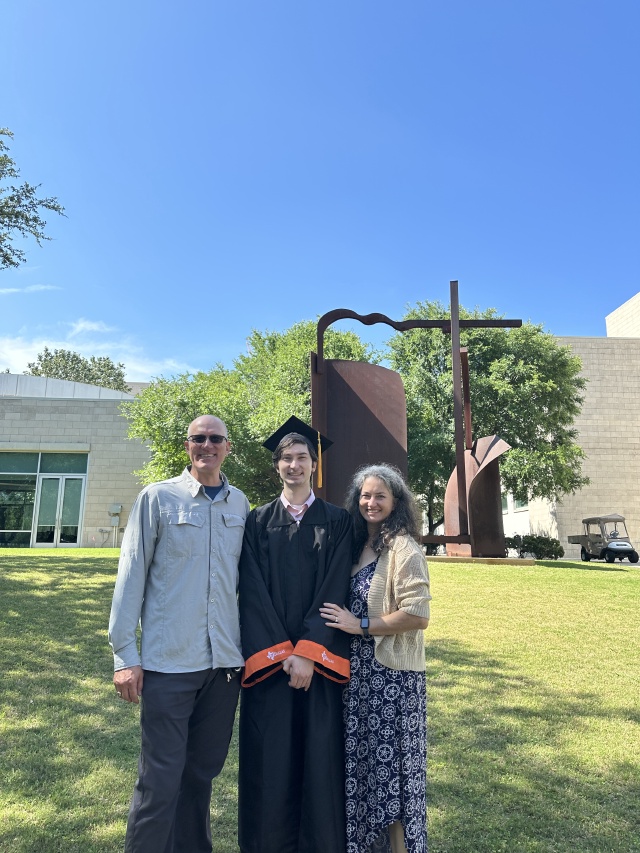 2023/05(May)/Dax-College-Graduation/640x480_2023-05-17-Dax-UTD-College-Graduation-72-Travis-Suzi.JPG