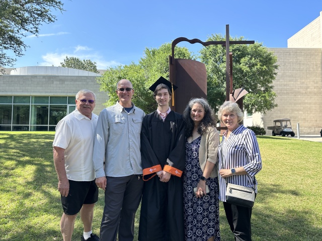 2023/05(May)/Dax-College-Graduation/640x480_2023-05-17-Dax-UTD-College-Graduation-77-Jim-Travis-Suzi-Janeen.JPG