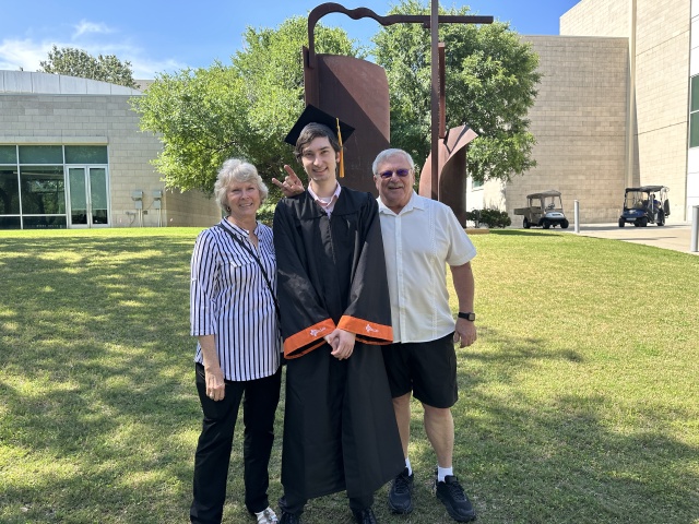 2023/05(May)/Dax-College-Graduation/640x480_2023-05-17-Dax-UTD-College-Graduation-84-Janeen-Jim.JPG