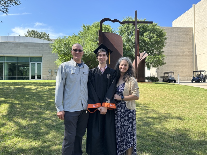 2023/05(May)/Dax-College-Graduation/800x600_2023-05-17-Dax-UTD-College-Graduation-73-Travis-Suzi.JPG