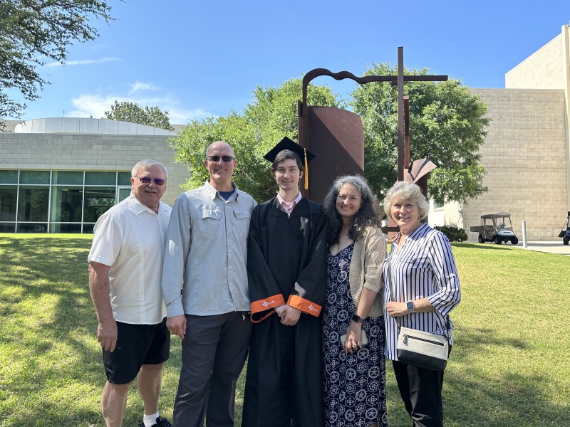 2023/05(May)/Dax-College-Graduation/800x600_2023-05-17-Dax-UTD-College-Graduation-78-Jim-Travis-Suzi-Janeen-GOOD.JPG