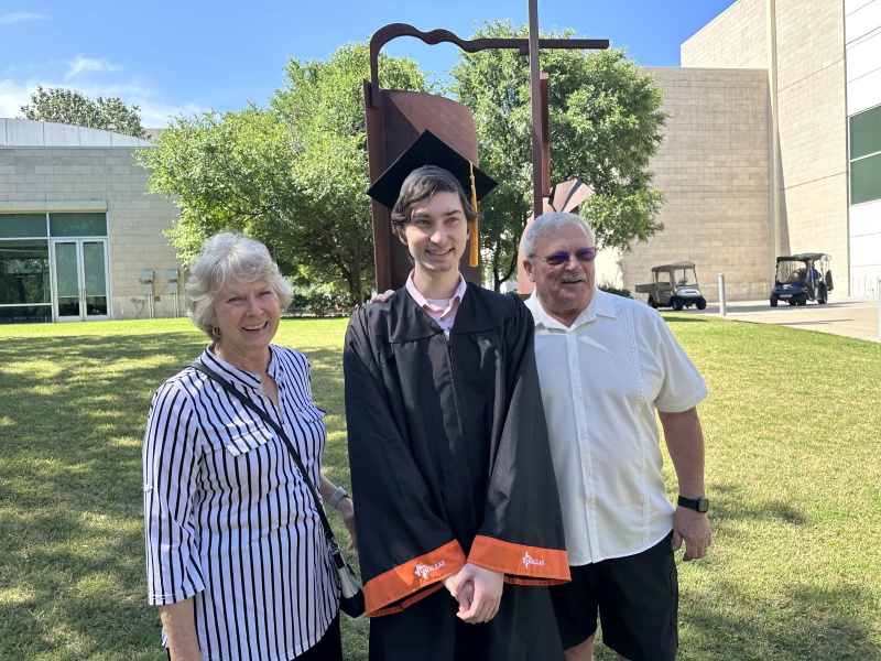 2023/05(May)/Dax-College-Graduation/800x600_2023-05-17-Dax-UTD-College-Graduation-86-Janeen-Jim.JPG