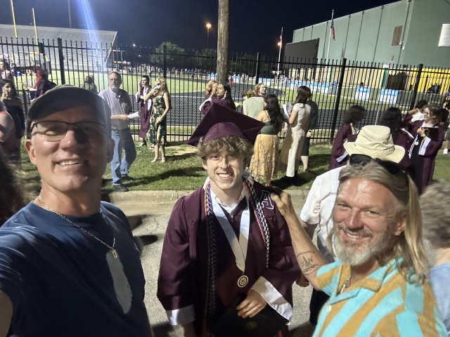 2023/05(May)/Ian-Graduation/640x480_2023-05-30-Ian-Highschool-Graduation-12-Travis-Justin.JPG