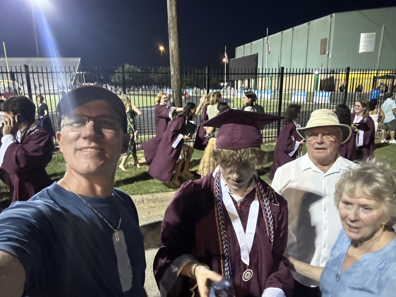 2023/05(May)/Ian-Graduation/800x600_2023-05-30-Ian-Highschool-Graduation-11-Travis-Jim-Janeen.JPG