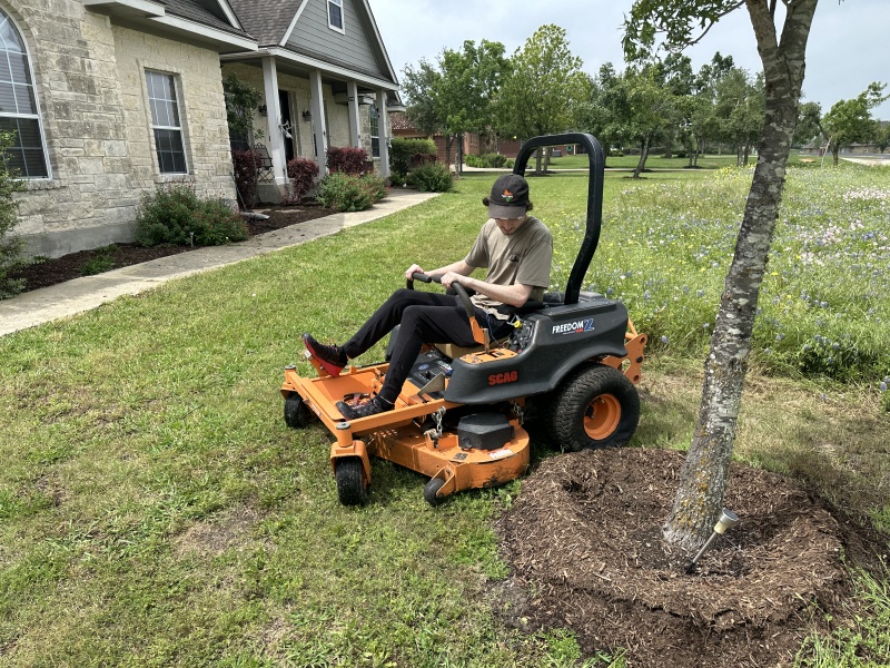 2023/05(May)/Misc/800x600_2023-05-06-03-Dax-mowing.JPG