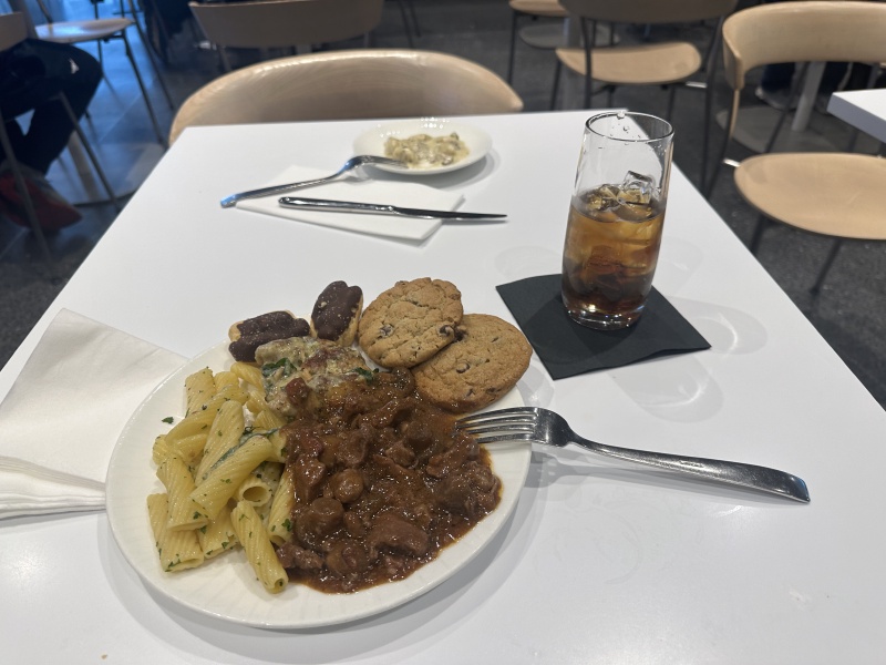 2023/05(May)/Misc/800x600_2023-05-30-Colorado-3-AMEX-lounge.JPG