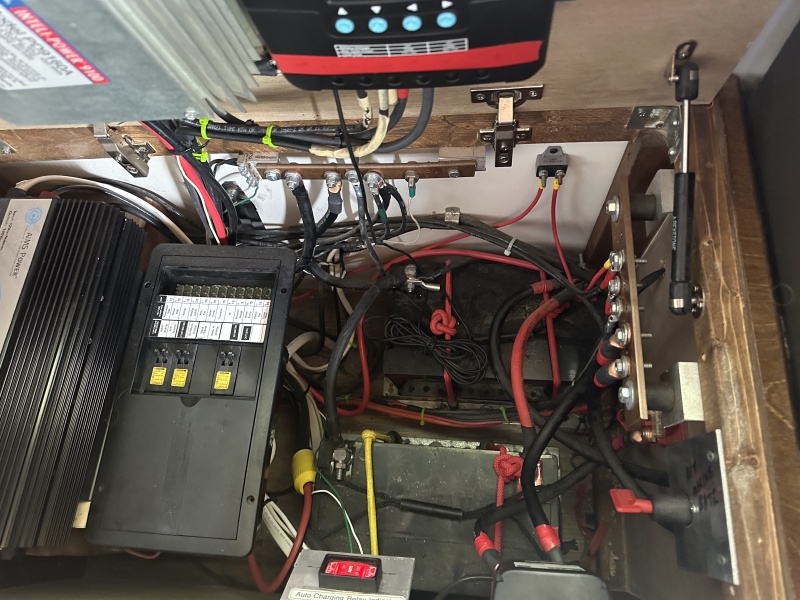 2023/05(May)/Sprinter-House-Batteries-Replaced/800x600_2023-05-06-Sprinter-01-House-Battery-Replacement.JPG