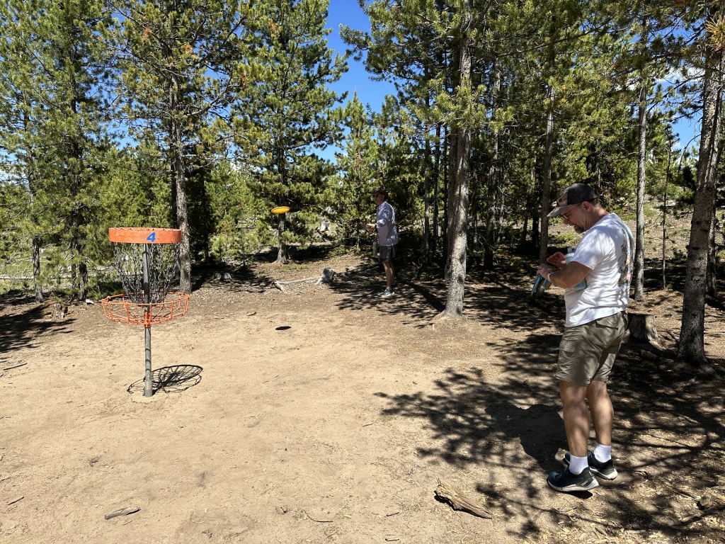 2023/06(June)/Colorado-Ben-Kavita-Stan-Steve-visit/1024x768_2023-06-25-Colorado-031-Disc-Golf-Ben-Ren-Travis.JPG