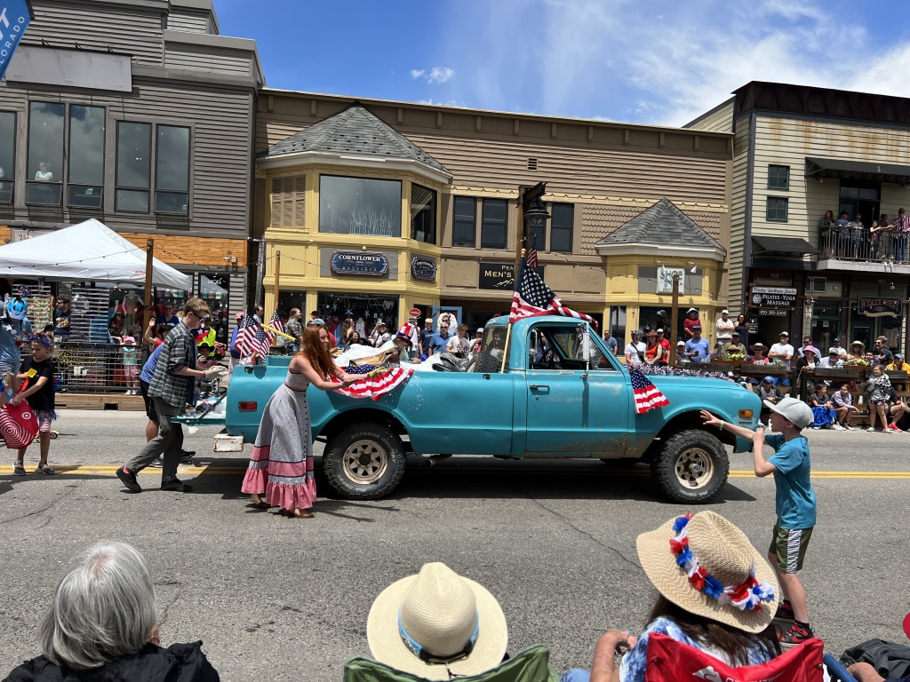 2023/06(June)/Colorado-Ben-Kavita-Stan-Steve-visit/1024x768_2023-07-04-Colorado-008-4th-July-parade.JPG