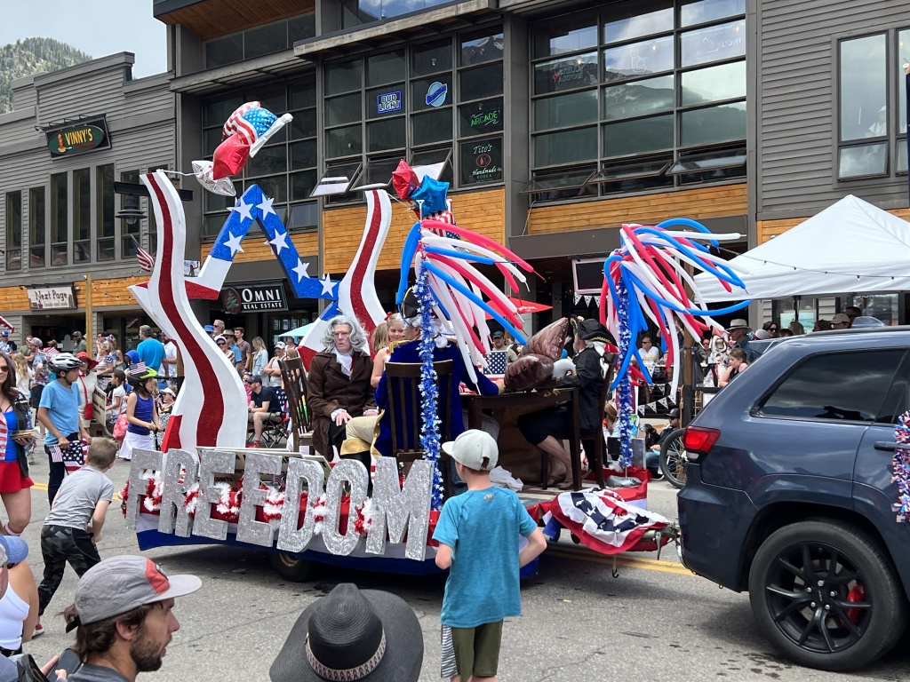 2023/06(June)/Colorado-Ben-Kavita-Stan-Steve-visit/1024x768_2023-07-04-Colorado-009-4th-July-parade.JPG