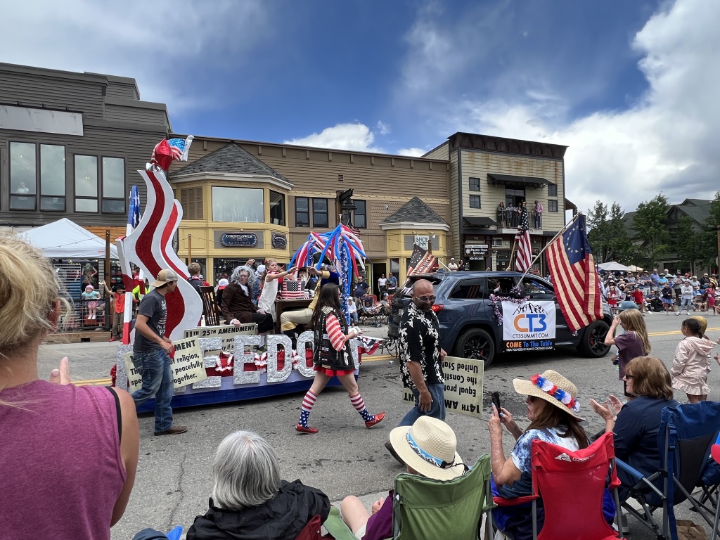 2023/06(June)/Colorado-Ben-Kavita-Stan-Steve-visit/1024x768_2023-07-04-Colorado-010-4th-July-parade.JPG