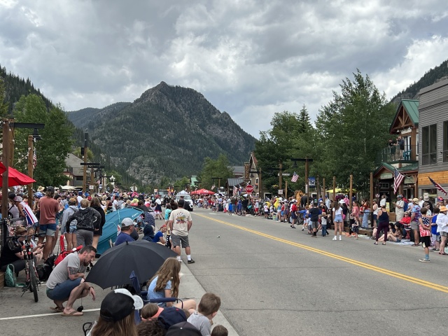 2023/06(June)/Colorado-Ben-Kavita-Stan-Steve-visit/640x480_2023-07-04-Colorado-005-4th-July-parade.JPG