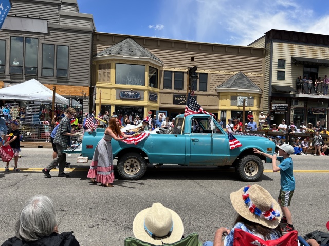 2023/06(June)/Colorado-Ben-Kavita-Stan-Steve-visit/640x480_2023-07-04-Colorado-008-4th-July-parade.JPG