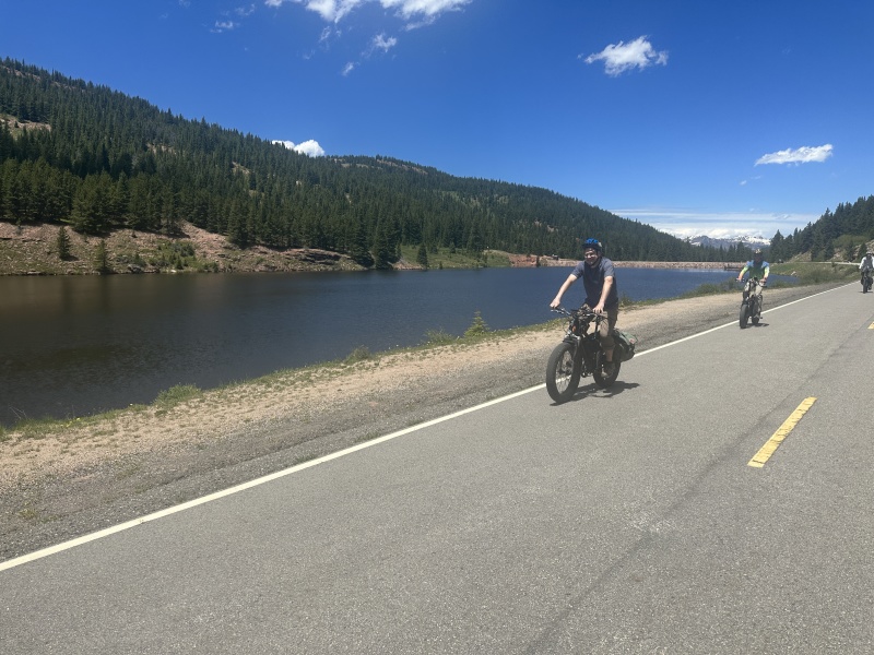 2023/06(June)/Colorado-Ben-Kavita-Stan-Steve-visit/800x600_2023-06-29-Colorado-011-biking-Steve-Ben.JPG