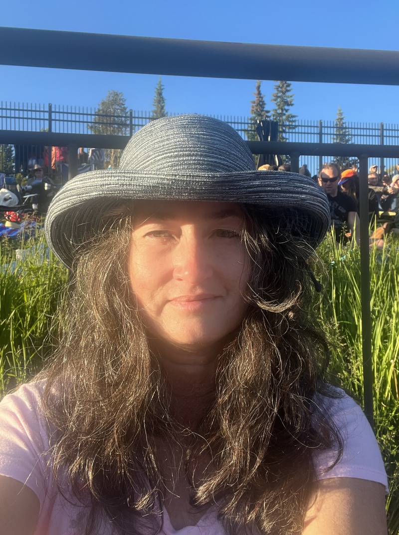 2023/06(June)/Colorado-Ben-Kavita-Stan-Steve-visit/800x600_2023-07-02-Colorado-004-Dillon-Amphitheater-Suzi.JPG