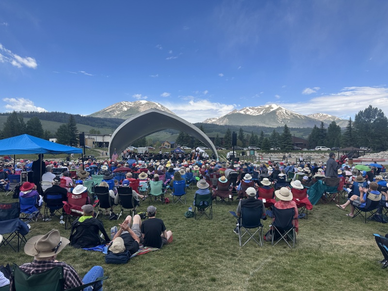 2023/06(June)/Colorado-Ben-Kavita-Stan-Steve-visit/800x600_2023-07-04-Colorado-001-4th-July-Rainbow-Park.JPG