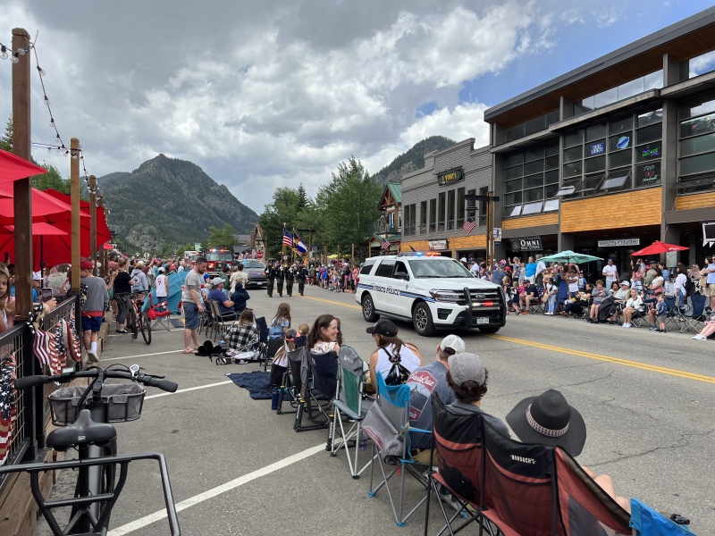 2023/06(June)/Colorado-Ben-Kavita-Stan-Steve-visit/800x600_2023-07-04-Colorado-006-4th-July-parade.JPG