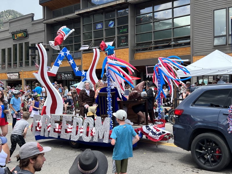 2023/06(June)/Colorado-Ben-Kavita-Stan-Steve-visit/800x600_2023-07-04-Colorado-009-4th-July-parade.JPG