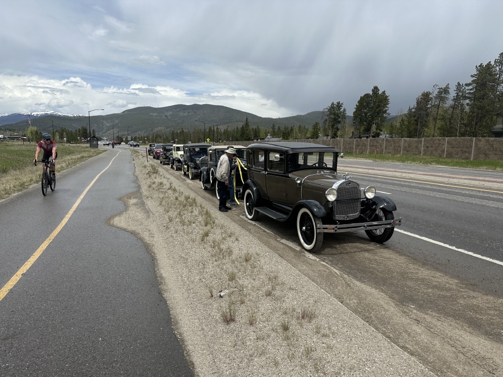 2023/06(June)/Colorado/1024x768_2023-06-11-Colorado-20-Old-Cars-near-Bike-Path.JPG