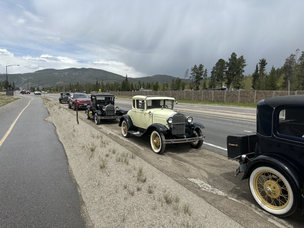 2023/06(June)/Colorado/1024x768_2023-06-11-Colorado-22-Old-Cars-near-Bike-Path.JPG